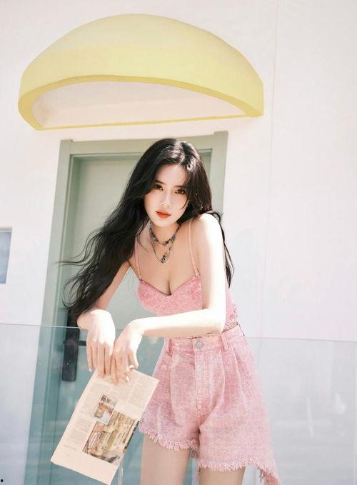 女主穿到娱乐圈吃瓜,女主的吃瓜日常