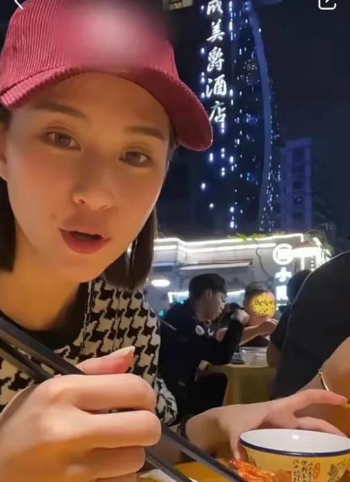 娱乐吃瓜小妹子是谁啊,她是如何成为网络红人的？